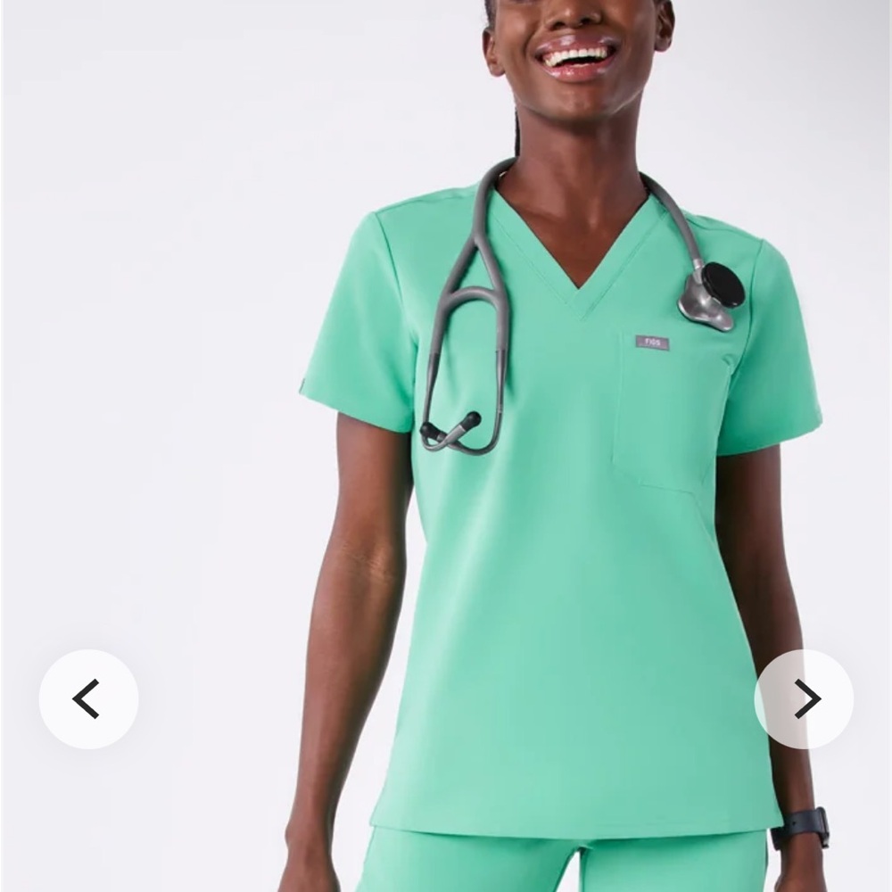 Figs Women's Catarina One-pocket Scrub Top in Surgical Green size S - Picture 2 of 6